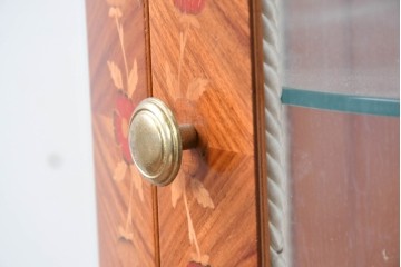 中古　美品　スペイン高級輸入家具　六本木アピス(APIS)取り扱い　象嵌入り　真鍮金具と磁器メダリオン装飾が優雅なラウンドキャビネット　定価約45万円　(R-087146)