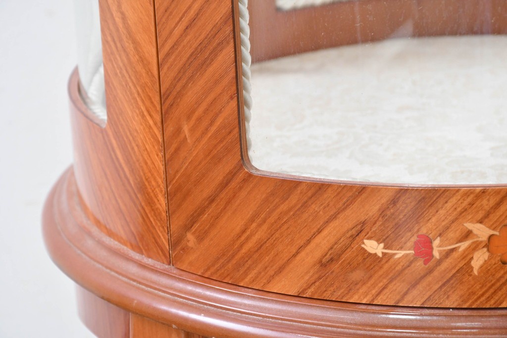 中古　美品　スペイン高級輸入家具　六本木アピス(APIS)取り扱い　象嵌入り　真鍮金具と磁器メダリオン装飾が優雅なラウンドキャビネット　定価約45万円　(R-087146)