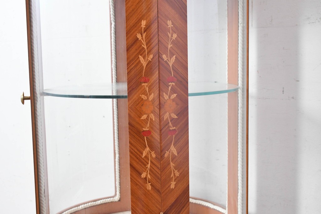 中古　美品　スペイン高級輸入家具　六本木アピス(APIS)取り扱い　象嵌入り　真鍮金具と磁器メダリオン装飾が優雅なラウンドキャビネット　定価約45万円　(R-087146)