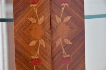 中古　美品　スペイン高級輸入家具　六本木アピス(APIS)取り扱い　象嵌入り　真鍮金具と磁器メダリオン装飾が優雅なラウンドキャビネット　定価約45万円　(R-087146)