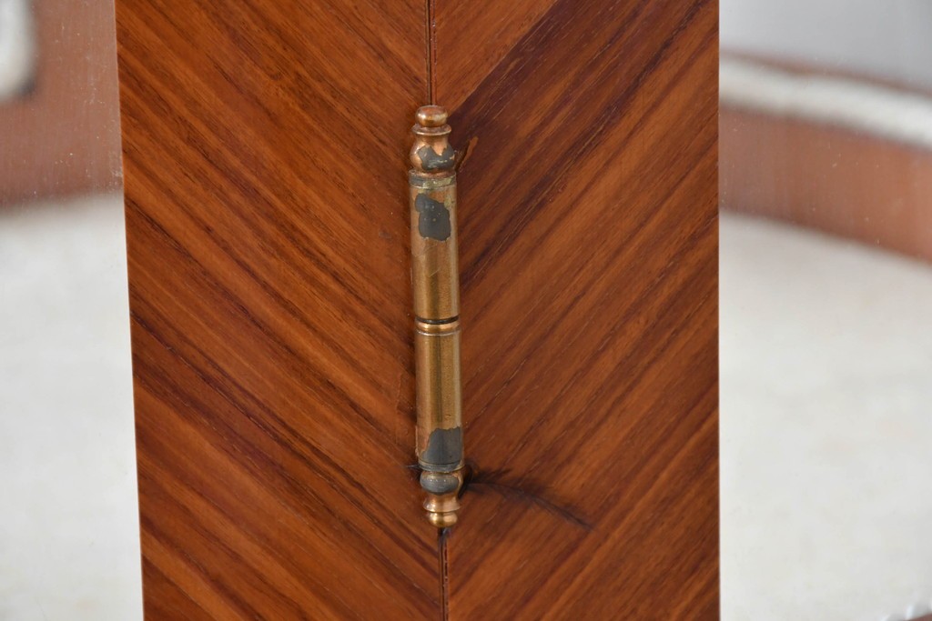 中古　美品　スペイン高級輸入家具　六本木アピス(APIS)取り扱い　象嵌入り　真鍮金具と磁器メダリオン装飾が優雅なラウンドキャビネット　定価約45万円　(R-087146)