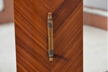 中古　美品　スペイン高級輸入家具　六本木アピス(APIS)取り扱い　象嵌入り　真鍮金具と磁器メダリオン装飾が優雅なラウンドキャビネット　定価約45万円　(R-087146)