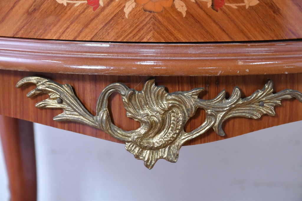 中古　美品　スペイン高級輸入家具　六本木アピス(APIS)取り扱い　象嵌入り　真鍮金具と磁器メダリオン装飾が優雅なラウンドキャビネット　定価約45万円　(R-087146)