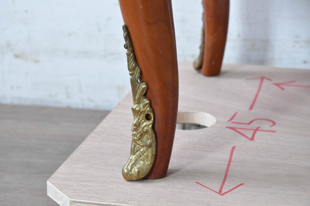 中古　美品　スペイン高級輸入家具　六本木アピス(APIS)取り扱い　象嵌入り　真鍮金具と磁器メダリオン装飾が優雅なラウンドキャビネット　定価約45万円　(R-087146)