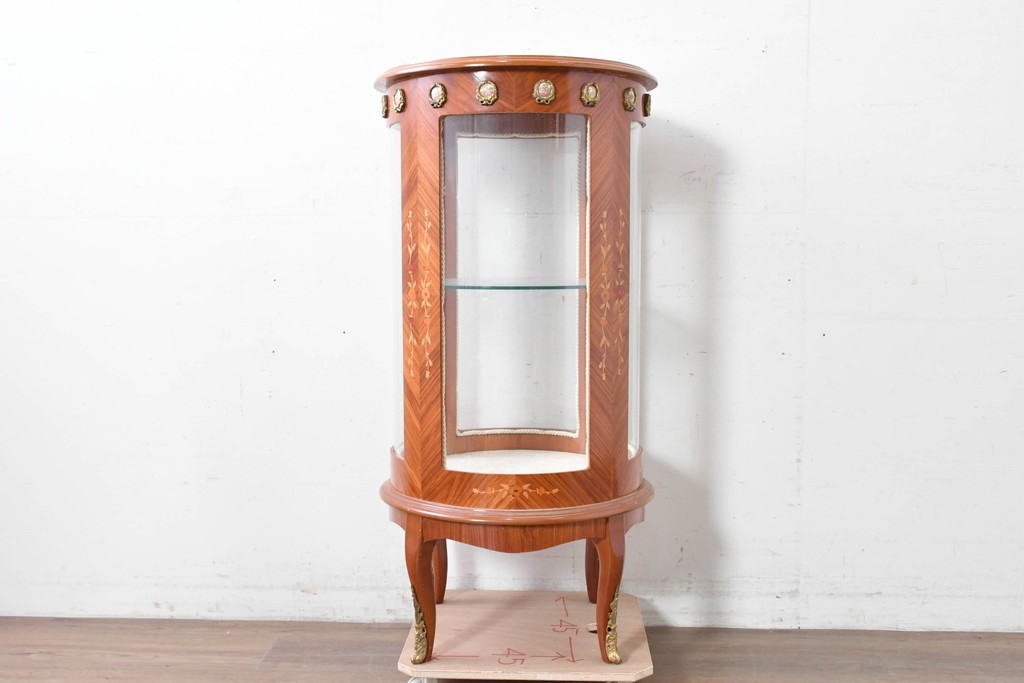 中古　美品　スペイン高級輸入家具　六本木アピス(APIS)取り扱い　象嵌入り　真鍮金具と磁器メダリオン装飾が優雅なラウンドキャビネット　定価約45万円　(R-087146)