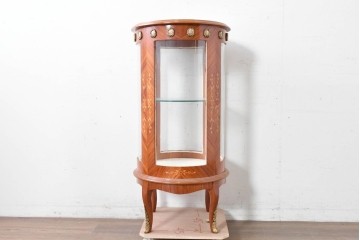 中古　美品　スペイン高級輸入家具　六本木アピス(APIS)取り扱い　象嵌入り　真鍮金具と磁器メダリオン装飾が優雅なラウンドキャビネット　定価約45万円　(R-087146)