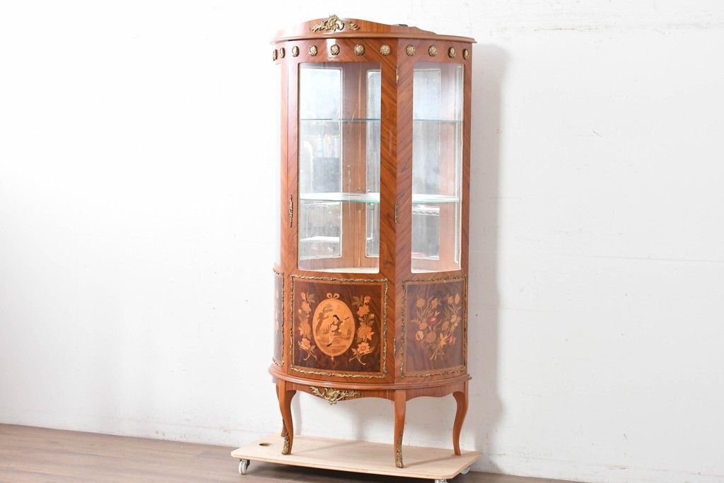 中古　美品　スペイン高級輸入家具　六本木アピス(APIS)取り扱い　象嵌入り　真鍮金具と磁器メダリオン装飾が優雅なハーフムーン(半月型)キャビネット　定価約135万円　(R-087147)