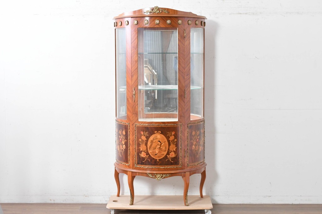 中古　美品　スペイン高級輸入家具　六本木アピス(APIS)取り扱い　象嵌入り　真鍮金具と磁器メダリオン装飾が優雅なハーフムーン(半月型)キャビネット　定価約135万円　(R-087147)