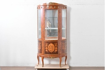 中古　美品　スペイン高級輸入家具　六本木アピス(APIS)取り扱い　象嵌入り　真鍮金具と磁器メダリオン装飾が優雅なハーフムーン(半月型)キャビネット　定価約135万円　(R-087147)