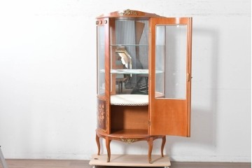 中古　美品　スペイン高級輸入家具　六本木アピス(APIS)取り扱い　象嵌入り　真鍮金具と磁器メダリオン装飾が優雅なハーフムーン(半月型)キャビネット　定価約135万円　(R-087147)