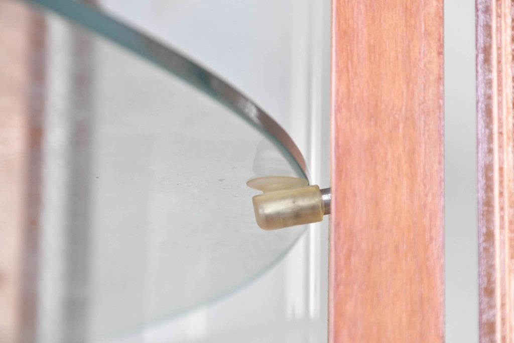 中古　美品　スペイン高級輸入家具　六本木アピス(APIS)取り扱い　象嵌入り　真鍮金具と磁器メダリオン装飾が優雅なハーフムーン(半月型)キャビネット　定価約135万円　(R-087147)