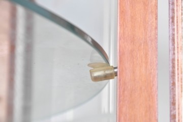 中古　美品　スペイン高級輸入家具　六本木アピス(APIS)取り扱い　象嵌入り　真鍮金具と磁器メダリオン装飾が優雅なハーフムーン(半月型)キャビネット　定価約135万円　(R-087147)