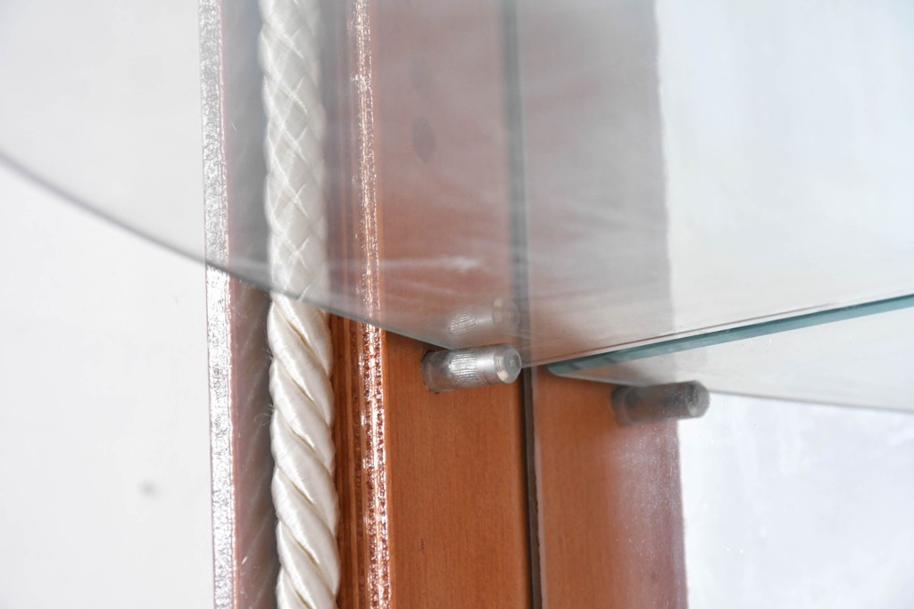 中古　美品　スペイン高級輸入家具　六本木アピス(APIS)取り扱い　象嵌入り　真鍮金具と磁器メダリオン装飾が優雅なハーフムーン(半月型)キャビネット　定価約135万円　(R-087147)