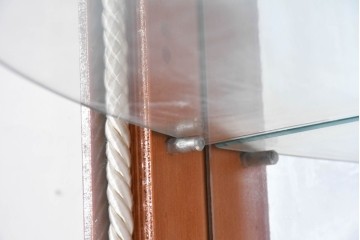 中古　美品　スペイン高級輸入家具　六本木アピス(APIS)取り扱い　象嵌入り　真鍮金具と磁器メダリオン装飾が優雅なハーフムーン(半月型)キャビネット　定価約135万円　(R-087147)