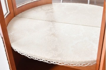 中古　美品　スペイン高級輸入家具　六本木アピス(APIS)取り扱い　象嵌入り　真鍮金具と磁器メダリオン装飾が優雅なハーフムーン(半月型)キャビネット　定価約135万円　(R-087147)