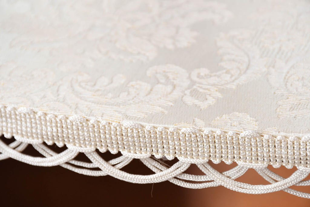 中古　美品　スペイン高級輸入家具　六本木アピス(APIS)取り扱い　象嵌入り　真鍮金具と磁器メダリオン装飾が優雅なハーフムーン(半月型)キャビネット　定価約135万円　(R-087147)