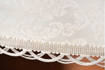 中古　美品　スペイン高級輸入家具　六本木アピス(APIS)取り扱い　象嵌入り　真鍮金具と磁器メダリオン装飾が優雅なハーフムーン(半月型)キャビネット　定価約135万円　(R-087147)