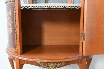 中古　美品　スペイン高級輸入家具　六本木アピス(APIS)取り扱い　象嵌入り　真鍮金具と磁器メダリオン装飾が優雅なハーフムーン(半月型)キャビネット　定価約135万円　(R-087147)