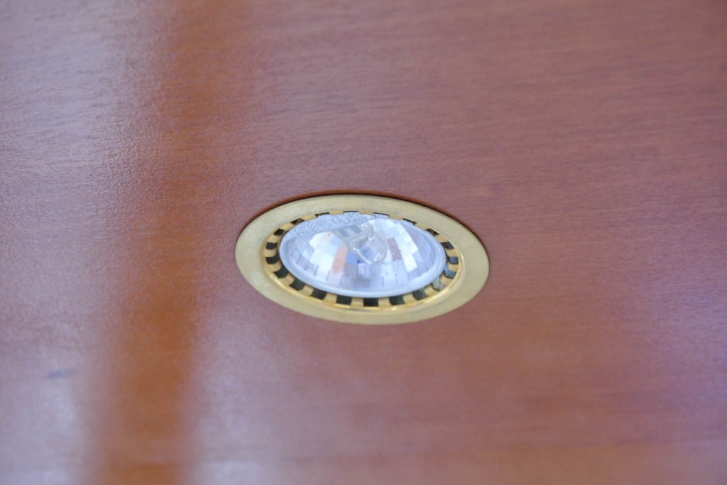 中古　美品　スペイン高級輸入家具　六本木アピス(APIS)取り扱い　象嵌入り　真鍮金具と磁器メダリオン装飾が優雅なハーフムーン(半月型)キャビネット　定価約135万円　(R-087147)