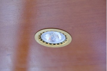 中古　美品　スペイン高級輸入家具　六本木アピス(APIS)取り扱い　象嵌入り　真鍮金具と磁器メダリオン装飾が優雅なハーフムーン(半月型)キャビネット　定価約135万円　(R-087147)