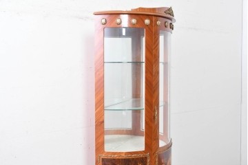 中古　美品　スペイン高級輸入家具　六本木アピス(APIS)取り扱い　象嵌入り　真鍮金具と磁器メダリオン装飾が優雅なハーフムーン(半月型)キャビネット　定価約135万円　(R-087147)