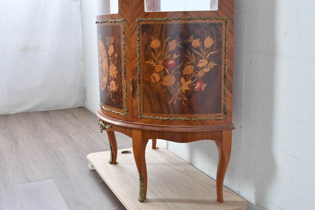 中古　美品　スペイン高級輸入家具　六本木アピス(APIS)取り扱い　象嵌入り　真鍮金具と磁器メダリオン装飾が優雅なハーフムーン(半月型)キャビネット　定価約135万円　(R-087147)