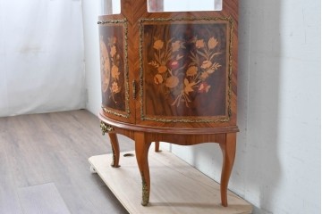 中古　美品　スペイン高級輸入家具　六本木アピス(APIS)取り扱い　象嵌入り　真鍮金具と磁器メダリオン装飾が優雅なハーフムーン(半月型)キャビネット　定価約135万円　(R-087147)