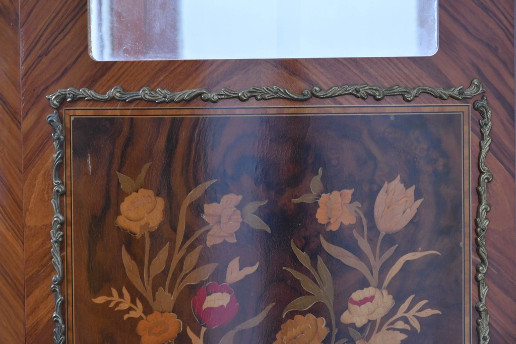 中古　美品　スペイン高級輸入家具　六本木アピス(APIS)取り扱い　象嵌入り　真鍮金具と磁器メダリオン装飾が優雅なハーフムーン(半月型)キャビネット　定価約135万円　(R-087147)