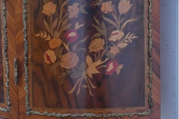 中古　美品　スペイン高級輸入家具　六本木アピス(APIS)取り扱い　象嵌入り　真鍮金具と磁器メダリオン装飾が優雅なハーフムーン(半月型)キャビネット　定価約135万円　(R-087147)