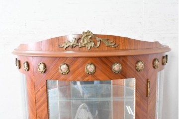 中古　美品　スペイン高級輸入家具　六本木アピス(APIS)取り扱い　象嵌入り　真鍮金具と磁器メダリオン装飾が優雅なハーフムーン(半月型)キャビネット　定価約135万円　(R-087147)