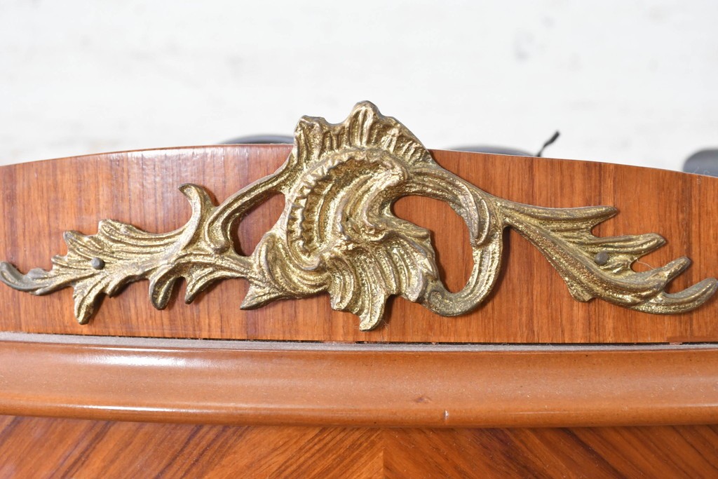 中古　美品　スペイン高級輸入家具　六本木アピス(APIS)取り扱い　象嵌入り　真鍮金具と磁器メダリオン装飾が優雅なハーフムーン(半月型)キャビネット　定価約135万円　(R-087147)