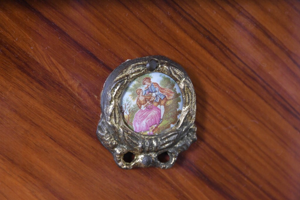 中古　美品　スペイン高級輸入家具　六本木アピス(APIS)取り扱い　象嵌入り　真鍮金具と磁器メダリオン装飾が優雅なハーフムーン(半月型)キャビネット　定価約135万円　(R-087147)