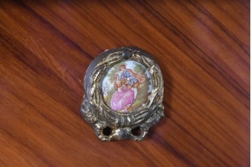 中古　美品　スペイン高級輸入家具　六本木アピス(APIS)取り扱い　象嵌入り　真鍮金具と磁器メダリオン装飾が優雅なハーフムーン(半月型)キャビネット　定価約135万円　(R-087147)