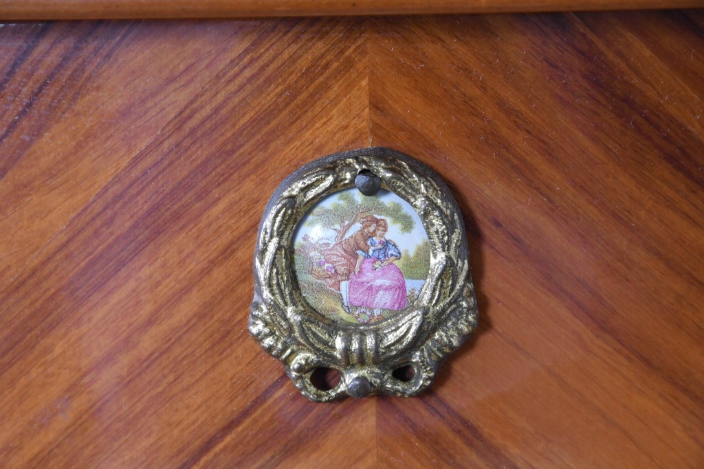 中古　美品　スペイン高級輸入家具　六本木アピス(APIS)取り扱い　象嵌入り　真鍮金具と磁器メダリオン装飾が優雅なハーフムーン(半月型)キャビネット　定価約135万円　(R-087147)