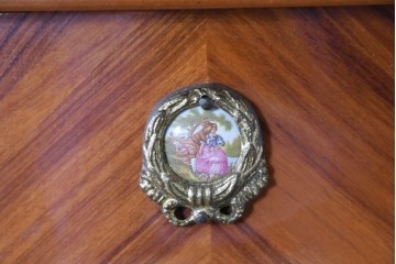 中古　美品　スペイン高級輸入家具　六本木アピス(APIS)取り扱い　象嵌入り　真鍮金具と磁器メダリオン装飾が優雅なハーフムーン(半月型)キャビネット　定価約135万円　(R-087147)