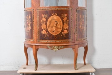 中古　美品　スペイン高級輸入家具　六本木アピス(APIS)取り扱い　象嵌入り　真鍮金具と磁器メダリオン装飾が優雅なハーフムーン(半月型)キャビネット　定価約135万円　(R-087147)