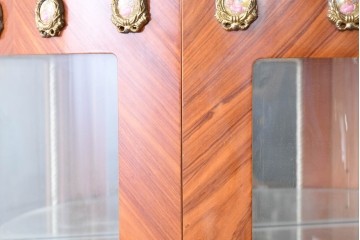 中古　美品　スペイン高級輸入家具　六本木アピス(APIS)取り扱い　象嵌入り　真鍮金具と磁器メダリオン装飾が優雅なハーフムーン(半月型)キャビネット　定価約135万円　(R-087147)