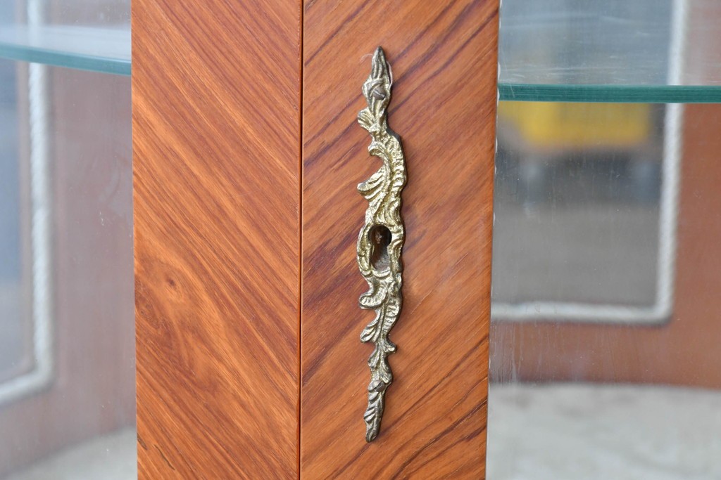 中古　美品　スペイン高級輸入家具　六本木アピス(APIS)取り扱い　象嵌入り　真鍮金具と磁器メダリオン装飾が優雅なハーフムーン(半月型)キャビネット　定価約135万円　(R-087147)