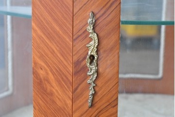 中古　美品　スペイン高級輸入家具　六本木アピス(APIS)取り扱い　象嵌入り　真鍮金具と磁器メダリオン装飾が優雅なハーフムーン(半月型)キャビネット　定価約135万円　(R-087147)