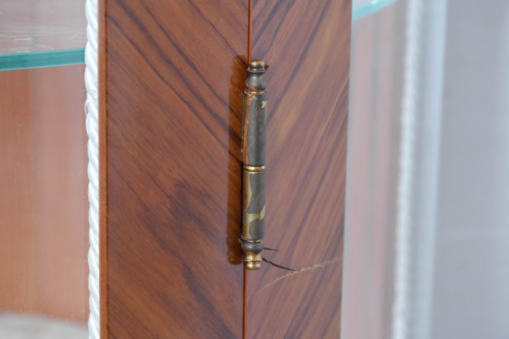 中古　美品　スペイン高級輸入家具　六本木アピス(APIS)取り扱い　象嵌入り　真鍮金具と磁器メダリオン装飾が優雅なハーフムーン(半月型)キャビネット　定価約135万円　(R-087147)