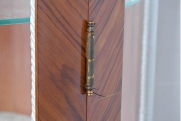 中古　美品　スペイン高級輸入家具　六本木アピス(APIS)取り扱い　象嵌入り　真鍮金具と磁器メダリオン装飾が優雅なハーフムーン(半月型)キャビネット　定価約135万円　(R-087147)