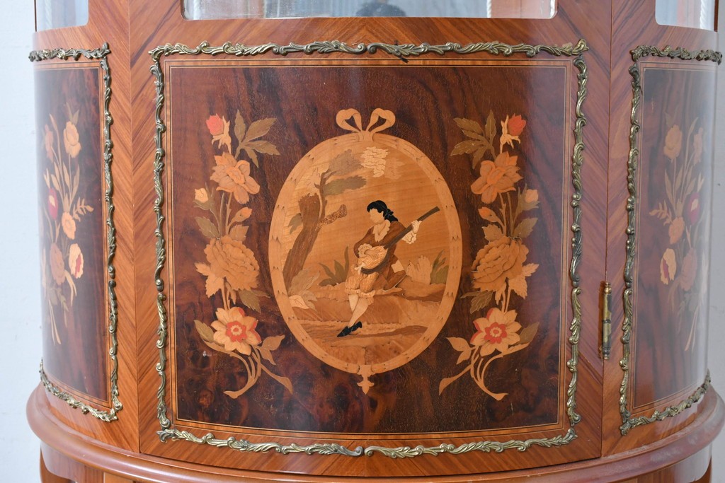 中古　美品　スペイン高級輸入家具　六本木アピス(APIS)取り扱い　象嵌入り　真鍮金具と磁器メダリオン装飾が優雅なハーフムーン(半月型)キャビネット　定価約135万円　(R-087147)