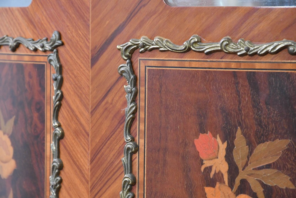 中古　美品　スペイン高級輸入家具　六本木アピス(APIS)取り扱い　象嵌入り　真鍮金具と磁器メダリオン装飾が優雅なハーフムーン(半月型)キャビネット　定価約135万円　(R-087147)