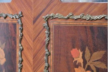 中古　美品　スペイン高級輸入家具　六本木アピス(APIS)取り扱い　象嵌入り　真鍮金具と磁器メダリオン装飾が優雅なハーフムーン(半月型)キャビネット　定価約135万円　(R-087147)