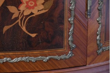 中古　美品　スペイン高級輸入家具　六本木アピス(APIS)取り扱い　象嵌入り　真鍮金具と磁器メダリオン装飾が優雅なハーフムーン(半月型)キャビネット　定価約135万円　(R-087147)