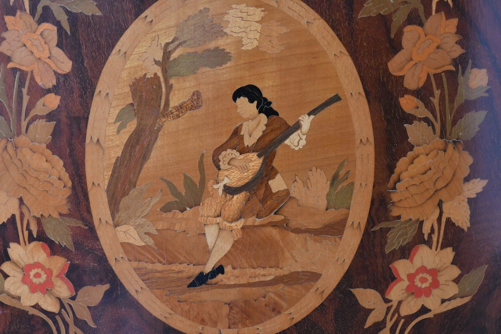 中古　美品　スペイン高級輸入家具　六本木アピス(APIS)取り扱い　象嵌入り　真鍮金具と磁器メダリオン装飾が優雅なハーフムーン(半月型)キャビネット　定価約135万円　(R-087147)