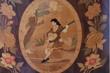 中古　美品　スペイン高級輸入家具　六本木アピス(APIS)取り扱い　象嵌入り　真鍮金具と磁器メダリオン装飾が優雅なハーフムーン(半月型)キャビネット　定価約135万円　(R-087147)