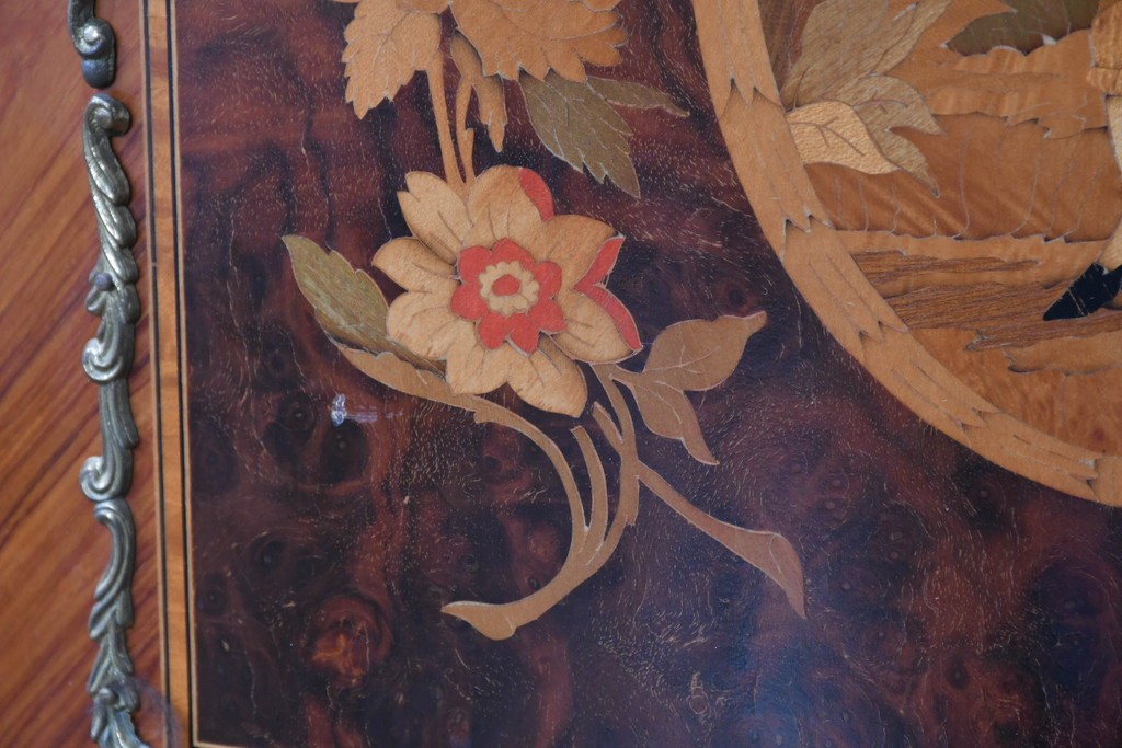 中古　美品　スペイン高級輸入家具　六本木アピス(APIS)取り扱い　象嵌入り　真鍮金具と磁器メダリオン装飾が優雅なハーフムーン(半月型)キャビネット　定価約135万円　(R-087147)