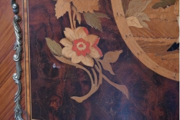 中古　美品　スペイン高級輸入家具　六本木アピス(APIS)取り扱い　象嵌入り　真鍮金具と磁器メダリオン装飾が優雅なハーフムーン(半月型)キャビネット　定価約135万円　(R-087147)