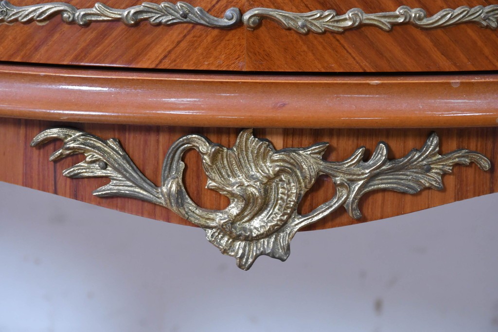 中古　美品　スペイン高級輸入家具　六本木アピス(APIS)取り扱い　象嵌入り　真鍮金具と磁器メダリオン装飾が優雅なハーフムーン(半月型)キャビネット　定価約135万円　(R-087147)